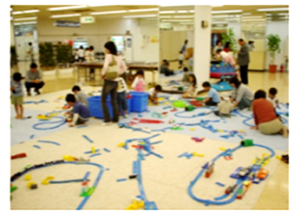 ①自由あそびひろば(プラレールコーナー）