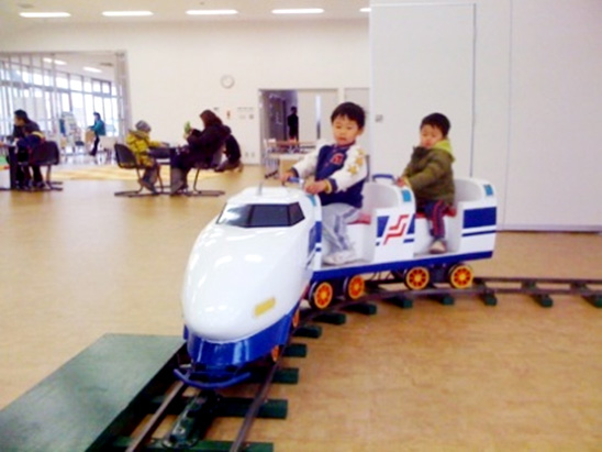 ②ミニ新幹線にのろう！乗車体験コーナー